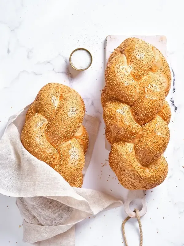 חלת בגט אפיית המקום לחם